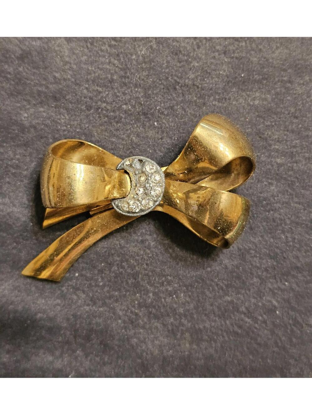 Vintage Gold Tone And Rhinestone Brooch